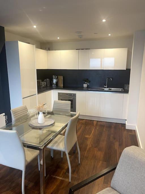 Lovely 2-Bedroom Condo With Balcony Manchester Eksteriør bilde